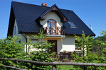 DOMKI NAD JEZIOREM z kominkiem 14-os i 6-os, kąpielisko, pomost