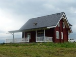 Czerwony domek nad jeziorem