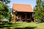 Domek drewniany nad jeziorem w cyprysach